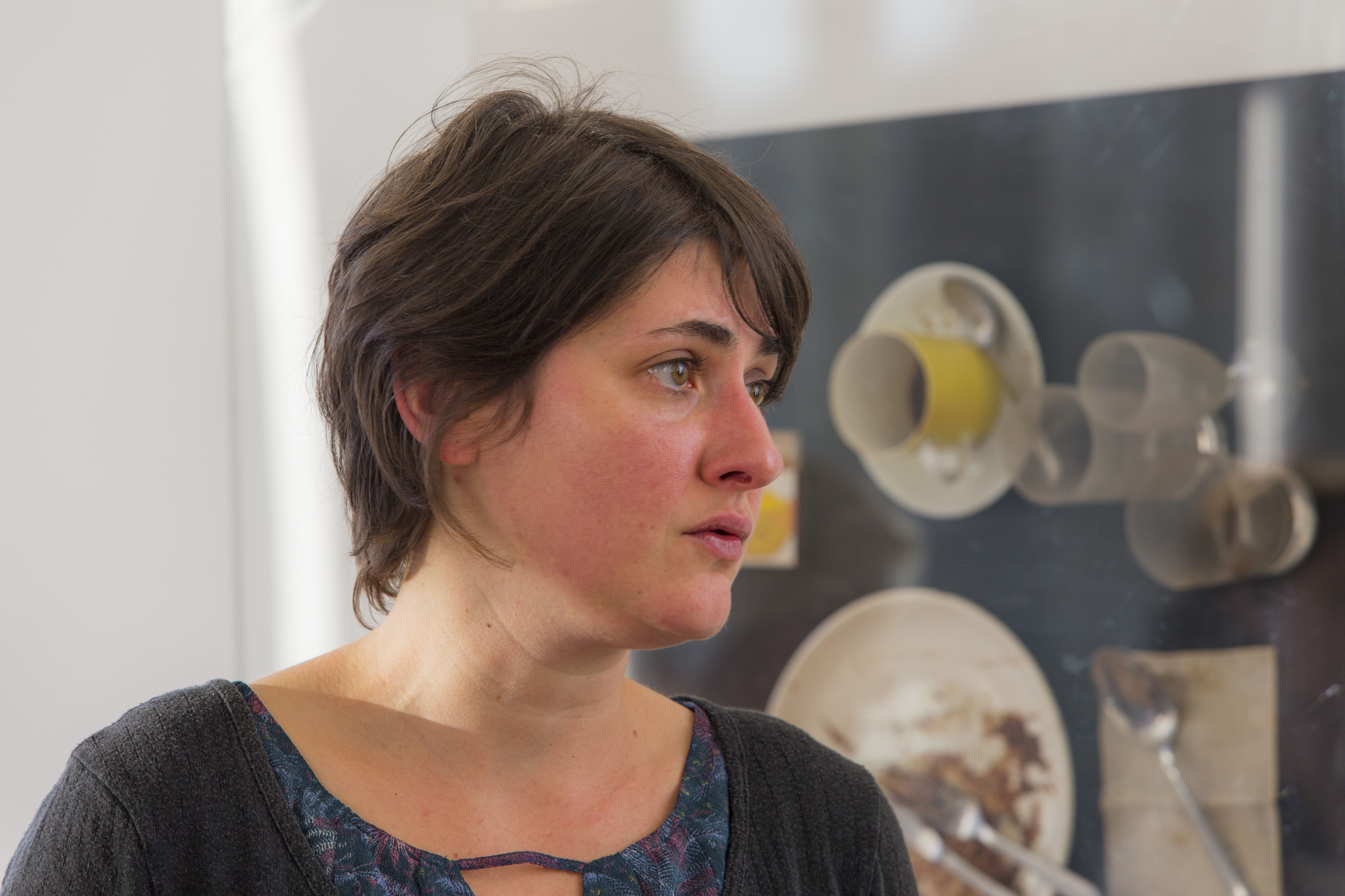Cindy Daguenet, commissaire de l'exposition D Spoerri à la mairie de Chinon